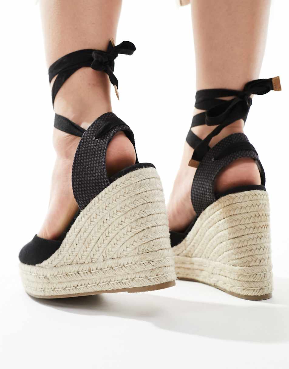 ASOS DESIGN Wide Fit Tyra closed toe wedges in black linen