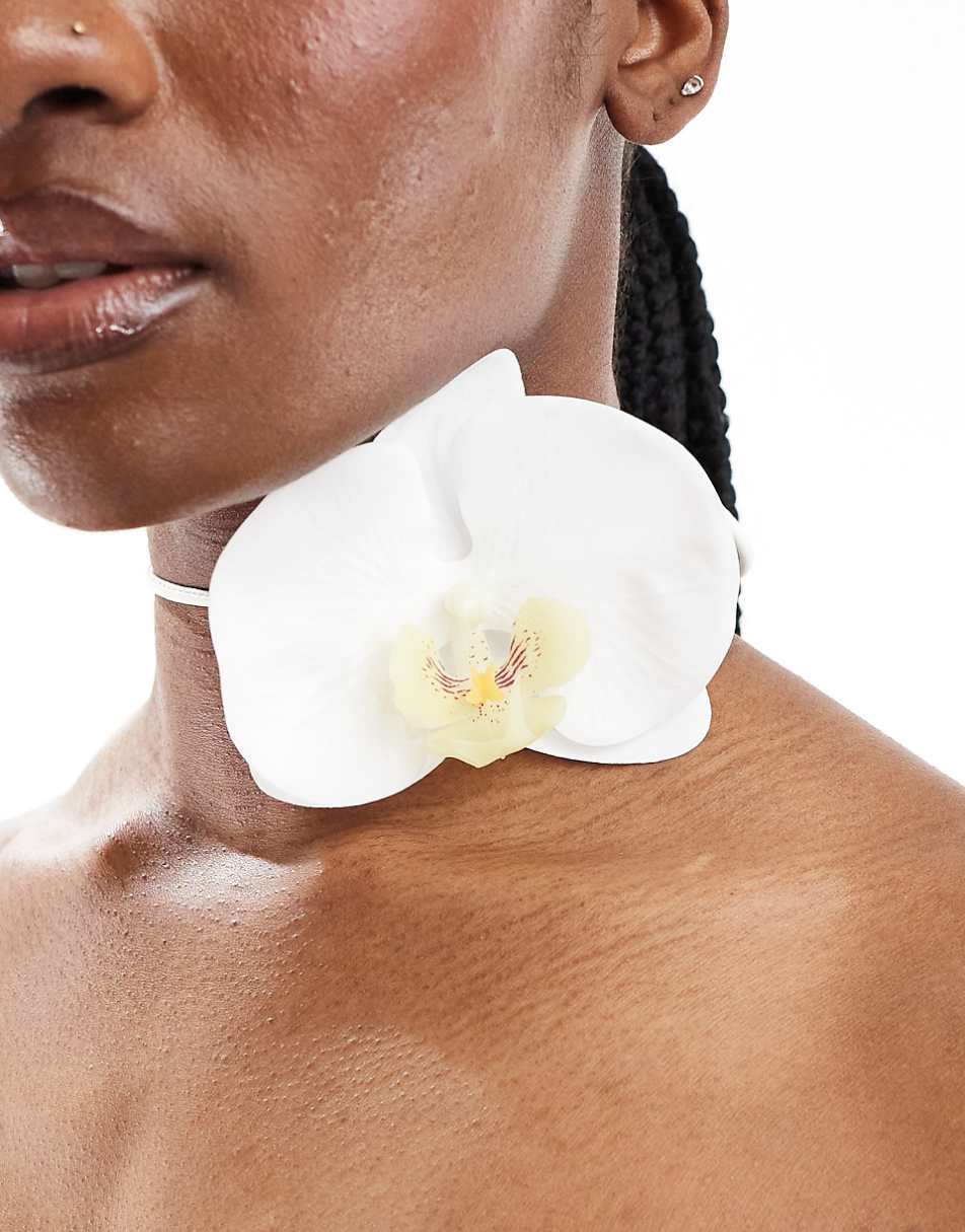 Kaiia tropical flower choker in white
