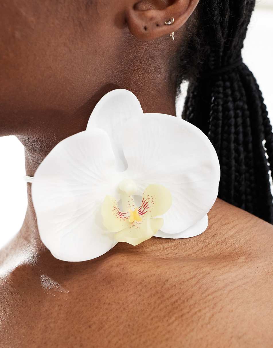 Kaiia tropical flower choker in white