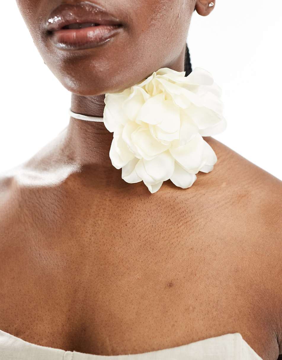 Kaiia floral choker in white