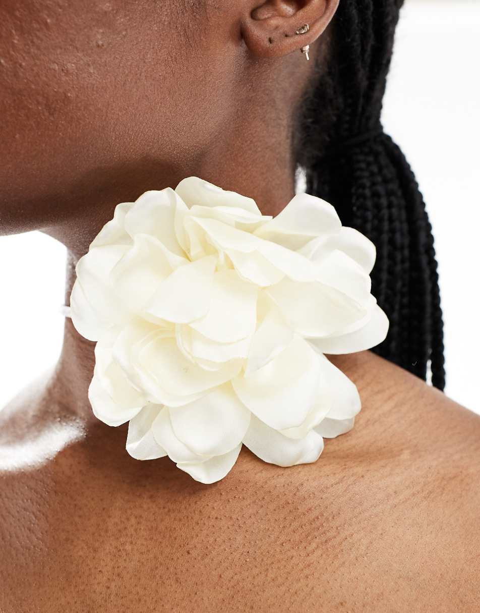 Kaiia floral choker in white