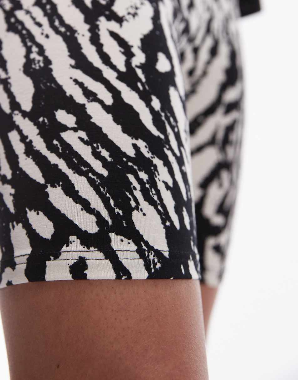 Topshop abstract zig zag printed legging shorts in black and white