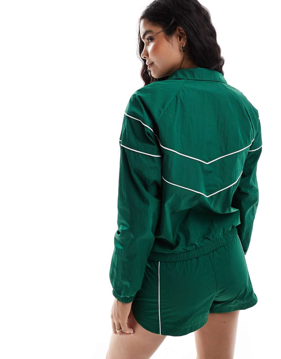 Nike woven jacket in green