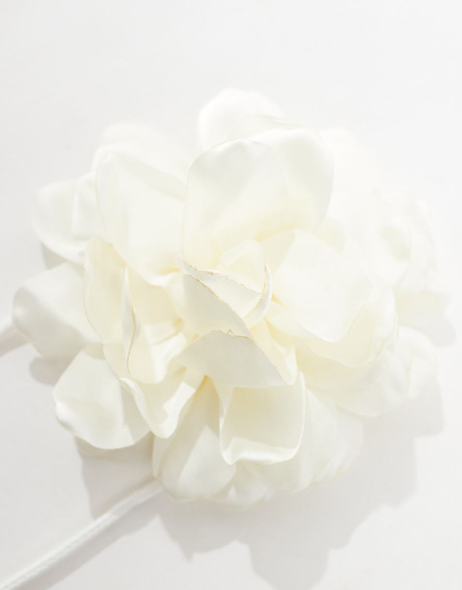 Kaiia floral choker in white